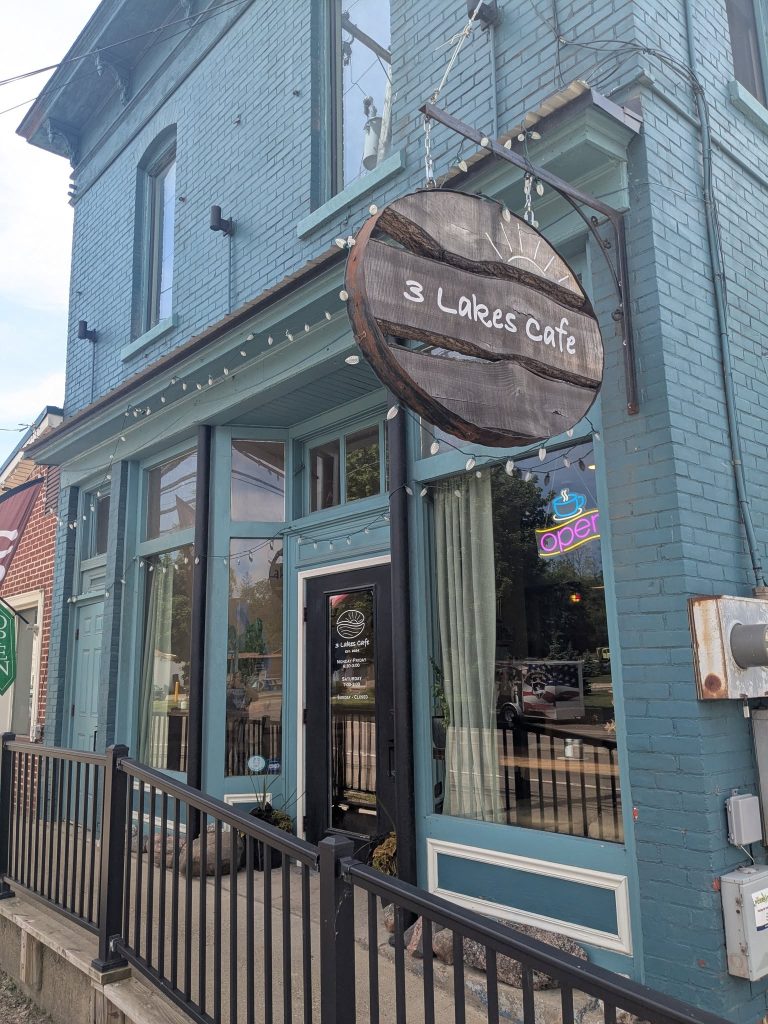 3 lakes cafe